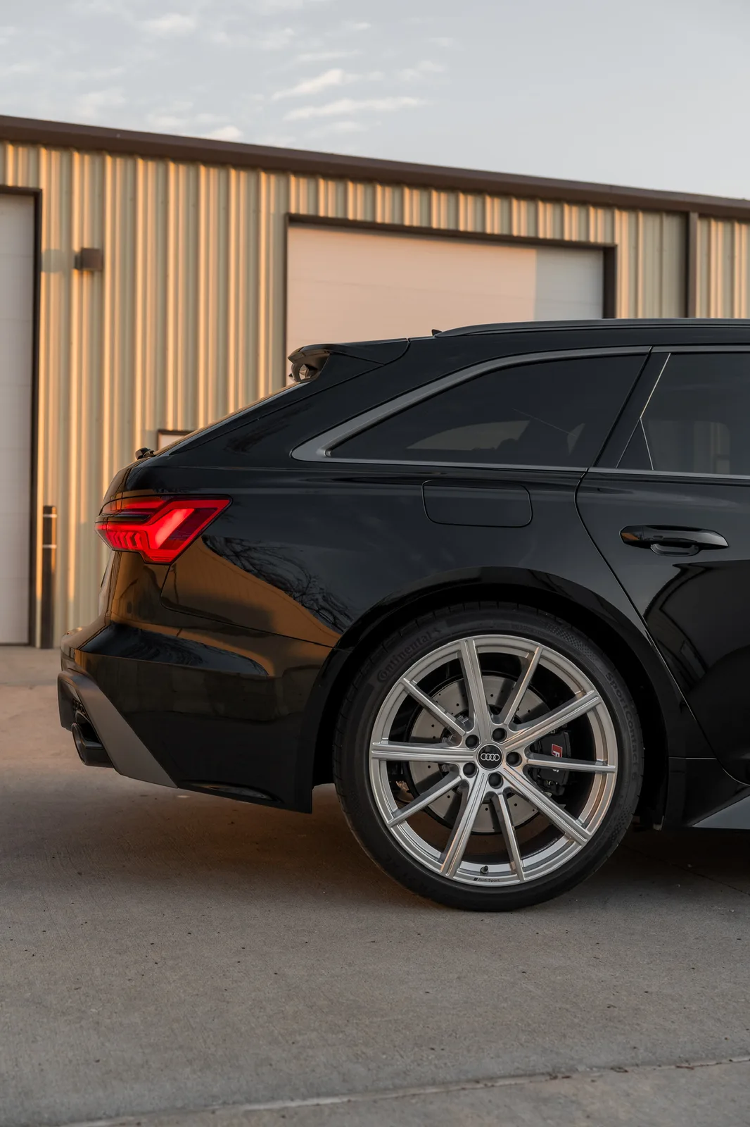 Audi RS6 Avant rear quarter detail